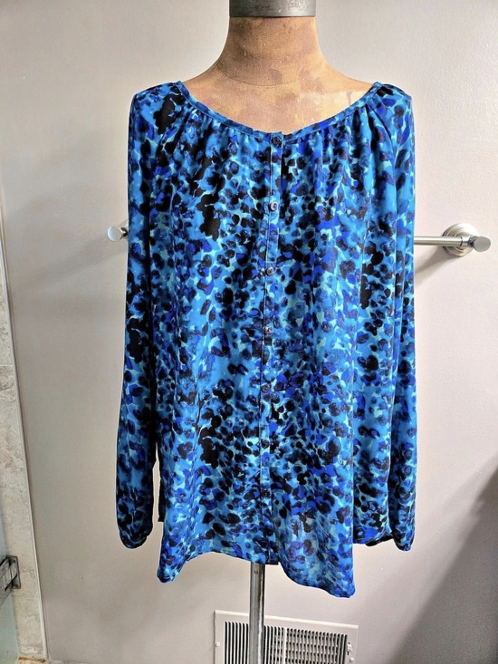 NWOT Liz Claiborne Ladies M Blue & Green Button Down Long Sleeve Shirt